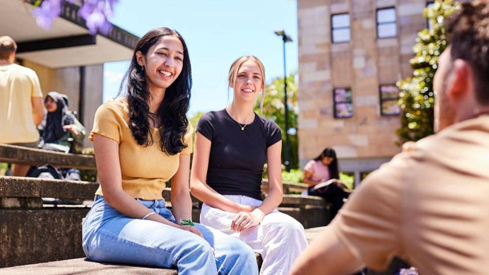 Sinh viên ngồi tại khuôn viên Đại học Queensland, Úc